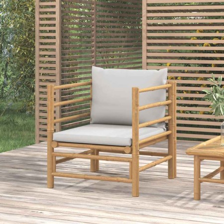 Sofá de jardín bambú con cojines gris claro
