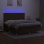 Cama box spring colchón luces LED tela marrón oscuro 180x200cm de , Camas y somieres - Ref: Foro24-3135376, Precio: 593,84 €,...
