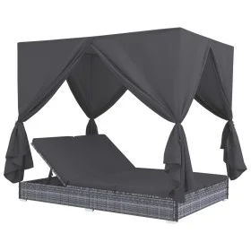 Liegebett mit grauen Vorhängen aus synthetischem Rattan von vidaXL, Betten im Freien - Ref: Foro24-45647, Preis: 469,30 €, Ra...