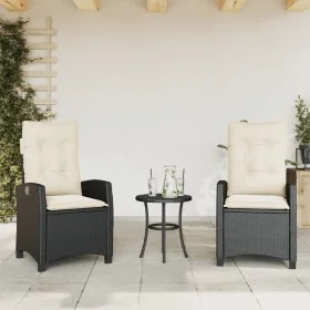 Zwei Garten-Liegestühle mit verstellbarer Rückenlehne und Kissen aus schwarzem Kunststoff-Rattan. von , Gartenstühle - Ref: F...