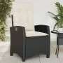 Zwei Garten-Liegestühle mit verstellbarer Rückenlehne und Kissen aus schwarzem Kunststoff-Rattan. von , Gartenstühle - Ref: F...