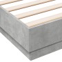 Betongrauer Bettrahmen aus Holzwerkstoff, 135 x 190 cm von , Betten und Lattenroste - Ref: Foro24-3209880, Preis: 120,98 €, R...