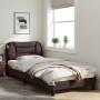 Estructura de cama con cabecero de tela marrón oscuro 90x200 cm