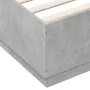 Estructura de cama madera de ingeniería gris hormigón 150x200cm de vidaXL, Camas y somieres - Ref: Foro24-3209698, Precio: 15...