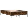 Estructura cama madera ingeniería metal roble ahumado 135x190cm de vidaXL, Camas y somieres - Ref: Foro24-3279814, Precio: 14...