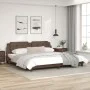 Estructura de cama cabecero cuero sintético marrón 200x200 cm de , Camas y somieres - Ref: Foro24-3208207, Precio: 200,46 €, ...