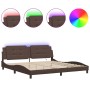 Estructura cama con luces LED cuero sintético marrón 200x200 cm de , Camas y somieres - Ref: Foro24-3214133, Precio: 211,81 €...