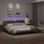 Estructura cama con luces LED cuero sintético marrón 200x200 cm de , Camas y somieres - Ref: Foro24-3214133, Precio: 211,81 €...