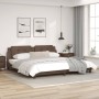 Estructura cama con luces LED cuero sintético marrón 200x200 cm de , Camas y somieres - Ref: Foro24-3214133, Precio: 211,81 €...