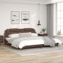 Bettgestell mit Kopfteil aus braunem Kunstleder, 200 x 200 cm von , Betten und Lattenroste - Ref: Foro24-3208119, Preis: 212,...