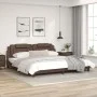 Estructura de cama cabecero cuero sintético marrón 200x200 cm de , Camas y somieres - Ref: Foro24-3208119, Precio: 209,29 €, ...