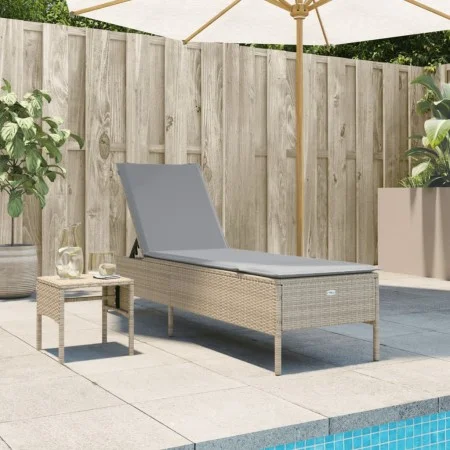 Tumbona con cojín y mesita ratán sintético beige de , Tumbonas - Ref: Foro24-4002731, Precio: 168,19 €, Descuento: %