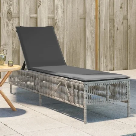 Liegestuhl mit hellem grauem synthetischem Rattan-Kissen. von , Liegen - Ref: Foro24-4002742, Preis: 143,24 €, Rabatt: %