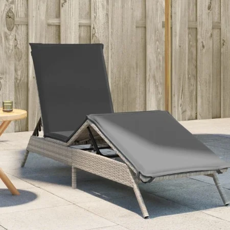 Liegestuhl mit hellem grauem synthetischem Rattan-Kissen. von , Liegen - Ref: Foro24-4002706, Preis: 144,30 €, Rabatt: %
