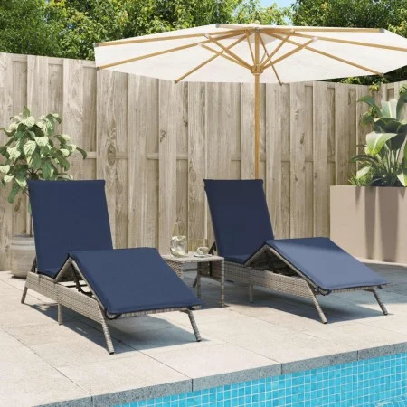 Tumbonas con mesita 2 unidades ratán sintético gris de , Tumbonas - Ref: Foro24-4002716, Precio: 312,86 €, Descuento: %