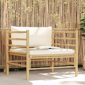 Sofá de jardín de bambú con cojines blanco crema