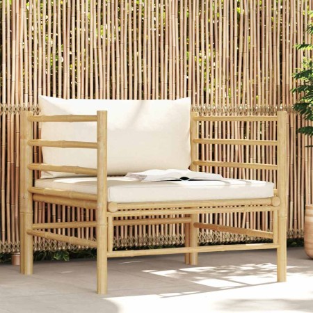 Sofá de jardín de bambú con cojines blanco crema