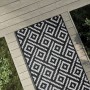 Alfombra de exterior ARAKIL blanco y negro 80x250 cm PP de , Protectores para exterior - Ref: Foro24-368575, Precio: 34,71 €,...