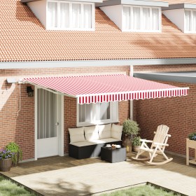 Toldo retráctil manual con franjas rojas y