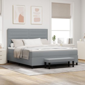Cama de muelles con colchón y banco gris claro