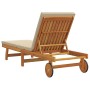 Tumbona con ruedas y cojín beige de madera maciza