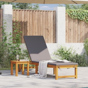 Tumbona con cojines gris claros de madera maciza