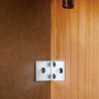 Mueble de baño con estante con almacenamiento con puerta Marrón