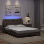 Estructura cama con luces LED cuero sintético marrón 140x190 cm