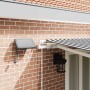 Toldo retráctil manual luz LED antracita y blanco 500x300 cm