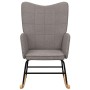 Silla mecedora de tela gris taupe