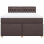 Cama box spring con colchón tela marrón oscuro 140x190 cm en Camas y somieres | Comprar online en Foro24
