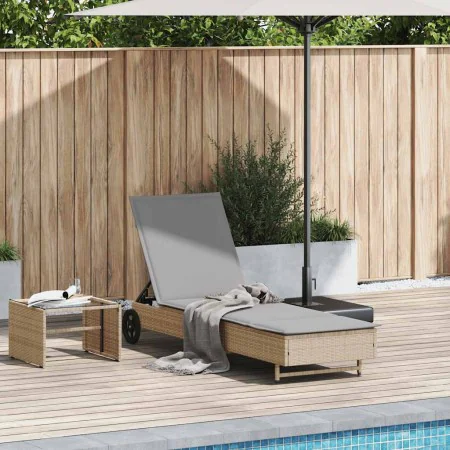 Tumbona con ruedas y cojín ratán sintético beige de , Tumbonas - Ref: Foro24-4104036, Precio: 166,51 €, Descuento: %