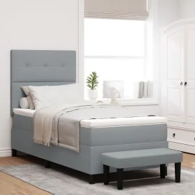 Cama con somier con colchón y banco gris claro