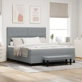 Cama de muelles con colchón y banco gris claro